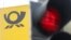 ILUSTRASI - Logo perusahaan pengiriman surat Jerman Deutsche Post terlihat di sebelah lampu merah di Munich, Jerman, 18 Juni 2015. (REUTERS/Michael Dalder).