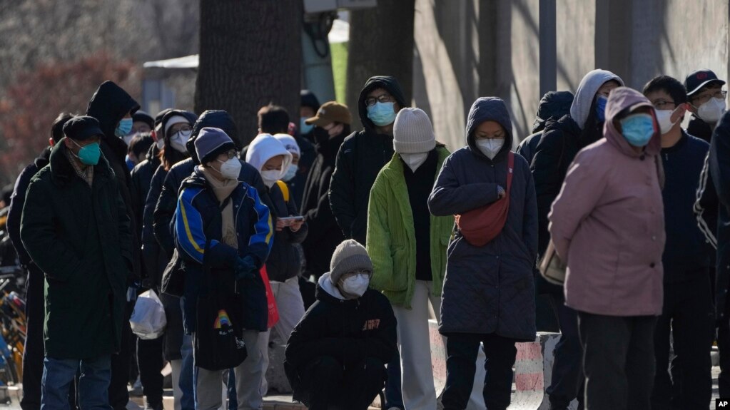 北京居民在一所医院的发热门诊前大排长龙。（美联社2022年12月11日照片）(photo:VOA)