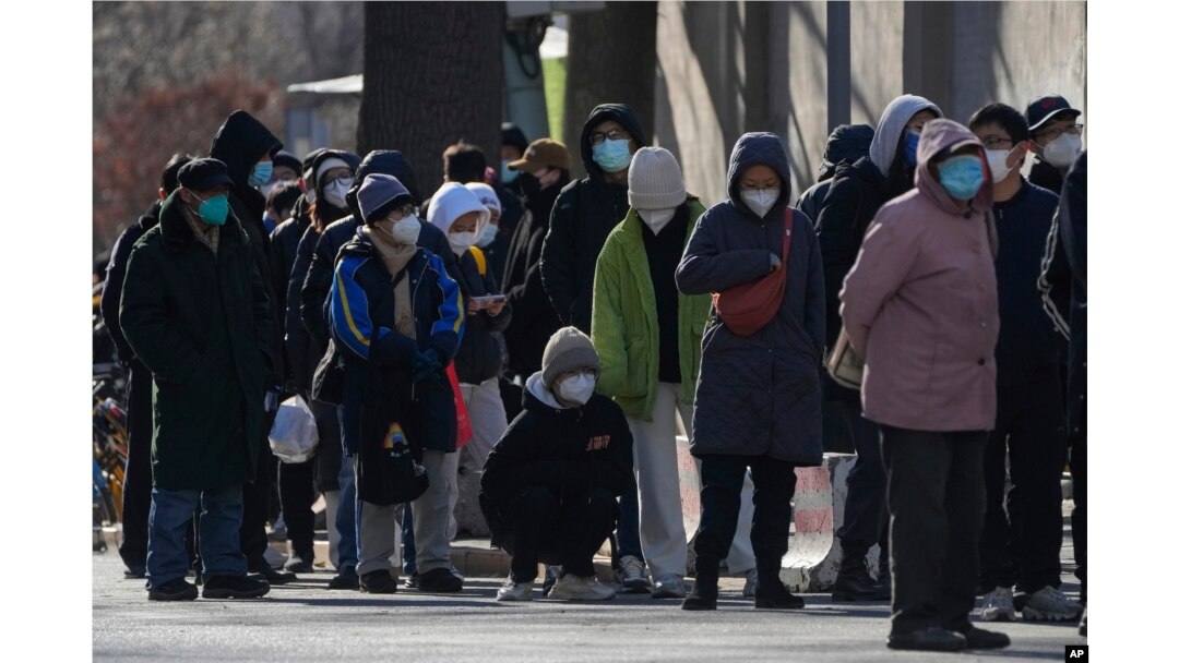 北京一所医院的发热门诊前大排长龙。(2022年12月11日)