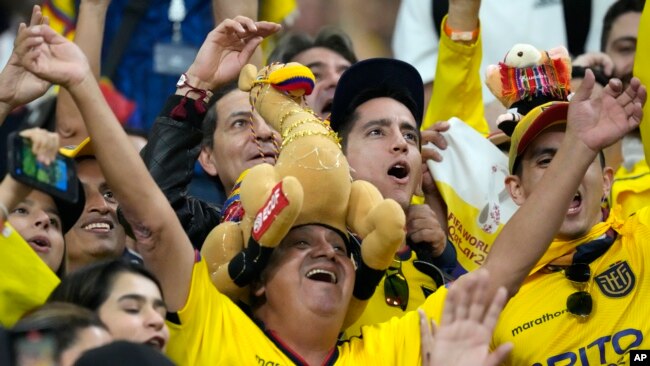 Los fanáticos de Ecuador cantan antes del partido de fútbol del grupo A de la Copa Mundial entre Holanda y Ecuador, en el Estadio Internacional Khalifa en Doha, Qatar, el 25 de noviembre de 2022.