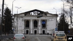 资料照片：乌克兰马里乌波尔遭俄罗斯轰炸的顿涅茨克州学院戏剧院。（2022年4月4日）