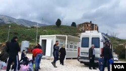 Grupe emigrantësh të parregullt në qendrat e pritjes në Shqipëri