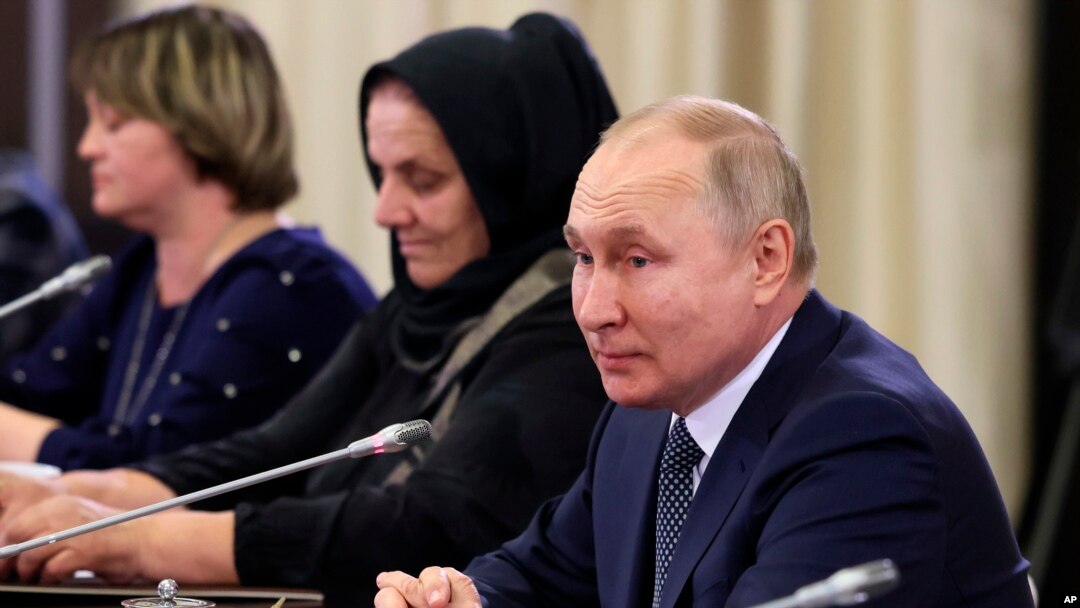 Presiden Rusia Vladimir Putin menyebut media menyiarkan kebohongan, Jumat (25/11).