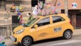 Taxista recorre calles de Medellín con vestimenta árabe y banderas de Qatar 2022 en su auto