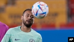 Vedet foutbol Brezilyen Neymar pandan sesyon antrenman seleksyon nasyonal la nan stad Grand Hamad la nan Doha, Qatar, Dimanch 4 Desanm, 2022. 