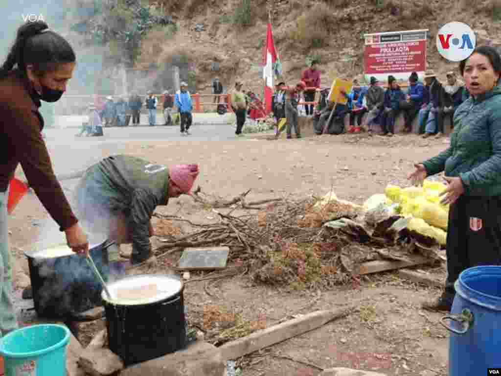 Manifestantes realizan una olla común en Cusco en pleno bloqueo de la carretera que une a los distritos Canchis - Tinta. [Foto: Rodrigo Chillitupa, VOA].