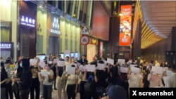 香港中環商業區鬧市星期一晚上出現白紙抗議行動。(圖片來源：流亡英國香港工運人士蒙兆達推特帳戶)