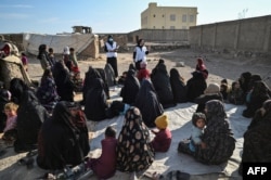 Anggota staf dari Doctors Without Borders (MSF) tiba di kamp pengungsi internal untuk memeriksa tanda-tanda kekurangan gizi pada anak-anak di pinggiran Herat, Afghanistan. (Foto: AFP)