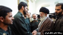 علی خامنه‌ای،‌ رهبر جمهوری اسلامی، در دیدار با اعضای سپاه پاسداران (آرشیو)