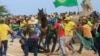 Un policía militar cae de su caballo en medio de choques con partidarios del expresidente Jair Bolsonaro en Brasilia, Brasil, el 8 de enero de 2023.