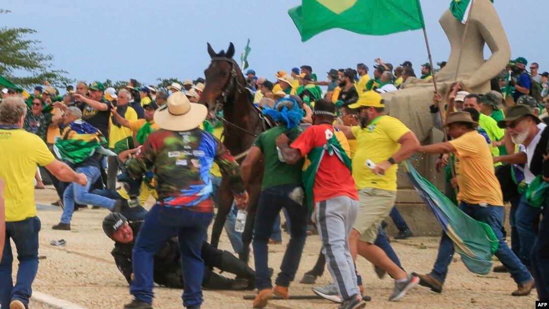 Un policía militar cae de su caballo en medio de choques con partidarios del expresidente Jair Bolsonaro en Brasilia, Brasil, el 8 de enero de 2023.