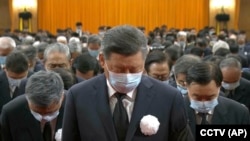 中国领导人习近平带领众官员在江泽民追悼仪式上鞠躬。（2022年12月6日）