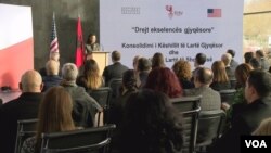 Ambasadorja amerikane Yuri Kim duke folur në konferecën e organizuar nga KLGJ