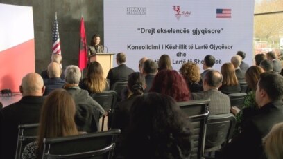 Ambasadorja amerikane Yuri Kim duke folur në konferecën e organizuar nga KLGJ