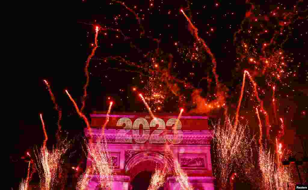 فرانس کے شہر پیرس میں سال 2023 کے آغاز پر بھرپور انداز میں جشن منایا گیا۔ اس موقع پر آتش بازی بھی کی گئی۔ 