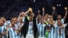 Leo Messi levanta el trofeo de la Copa del Mundo tras la victoria de Argentina contra Francia en la final el 18 de diciembre de 2022.