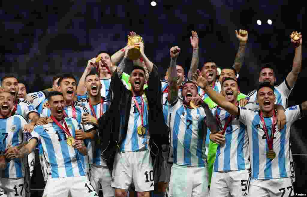 Leo Messi levanta el trofeo de la Copa del Mundo tras la victoria de Argentina contra Francia en la final. (REUTERS/Kai Pfaffenbach)