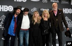Foto Achiv: Manm gwoup Fleetwood Mac yo (goch a dwat) Mike Campbell, John McVie, Stevie Nicks, Christine McVie, ak Mick Fleetwood nan Nouyok, 29 Mas, 2019.