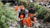 Nongkrong ‘Asik’ ala Pandawara, Lima Sekawan Viral asal Bandung: Bersih-bersih Sampah di Kali