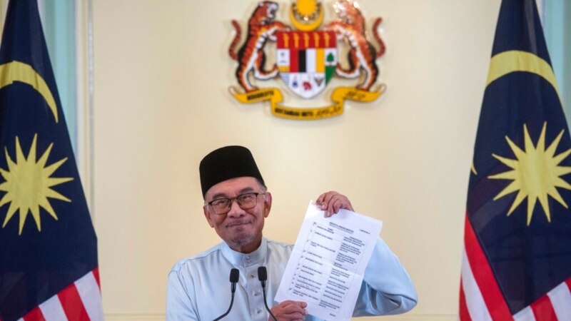 Perdana Menteri Malaysia mengambil alih sebagai Menteri Keuangan