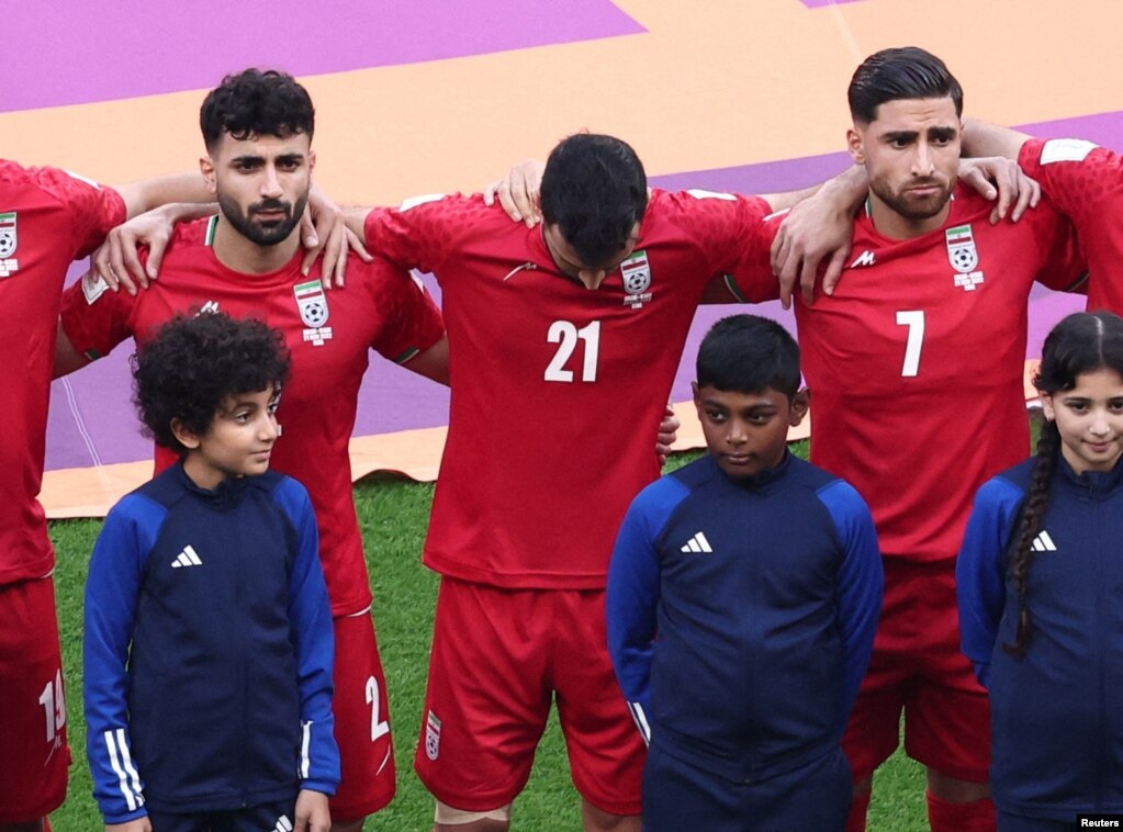 Los jugadores de la selección de Irán guardaron silencio mientras sonaba su himno nacional antes de su encuentro ante Inglaterra, en el estadio Khalifa, en Doha, Qatar, el 21 de noviembre de 2022, en aparente apoyo a las protestas que sacuden el país persa desde hace meses, a raíz de la muerte de la joven Mahsa Amini.