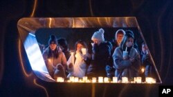 Sejumlah mahasiswa dari Universitas Boise menghadiri acara doa bersama dengan rekan-rekan empat mahasiswa Universitas Idaho yang menjadi korban pembunuhan. Acara doa bersama diadakan di kampus Universitas Boise, pada 17 November 2022. (Foto: Sarah A. Miller/Idaho Statesman via AP)