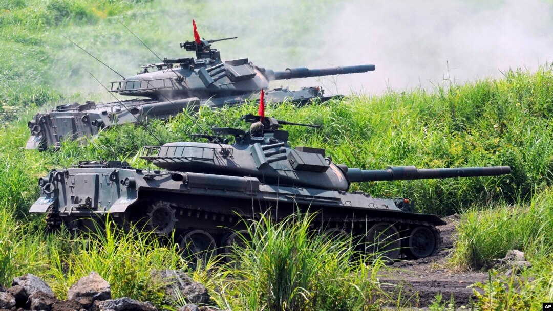 Tank-tank Pasukan Bela Diri Darat Jepang menembakkan peluru saat menggelar latihan militer di kaki Gunung Fuji di Jepang tengah.(Foto: AP/Katsumi Kasahara)