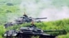 资料照 - 日本陆上自卫队的坦克在富士山下进行军事演习。