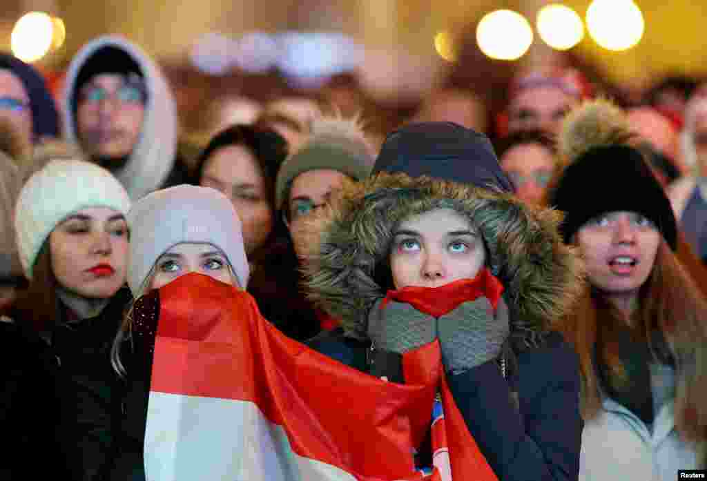 Croatia fans watch from the Ban Josip Jelacic Square in Zagreb,&nbsp;Croatia, as Argentina&#39;s Julian Alvarez scores the team&#39;s second goal during a World Cup semifinal football match in Qatar, Dec. 13, 2022.