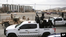 La Guardia Nacional Mexicana hace guardia afuera de una prisión estatal en Ciudad Juárez, México, el 1 de enero de 2023. 