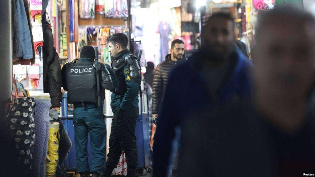 伊朗首都德黑兰大巴扎里的镇暴警察（2022年12月5日）(photo:VOA)