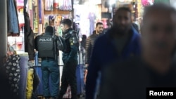 Las fuerzas de la policía antidisturbios de Irán se encuentran en el Bazar de Teherán, en Teherán, Irán, el 5 de diciembre de 2022. (Majid Asgaripour/WANA vía Reuters)