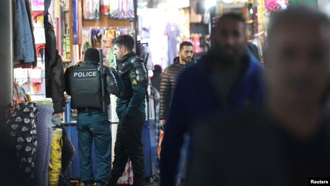Las fuerzas de la policía antidisturbios de Irán se encuentran en el Bazar de Teherán, en Teherán, Irán, el 5 de diciembre de 2022. (Majid Asgaripour/WANA vía Reuters)