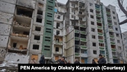 Делегація PEN America оглядає руйнування в Україні