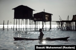 Seorang pria Bajau Laut terlihat berada di perahunya di Laut Sulawesi, 17 Februari 2009. (Foto: REUTERS/Bazuki Muhammad)