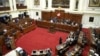 Legisladores se reúnen para votar sobre una nueva fecha para las elecciones presidenciales, buscando calmar las protestas tras la destitución del presidente de Perú Pedro Castillo, en Lima, el 20 de diciembre de 2022.