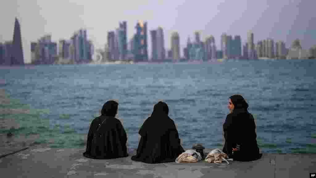 Mujeres sentadas en el paseo marítimo Corniche en Doha, Qatar, el miércoles 7 de diciembre de 2022.