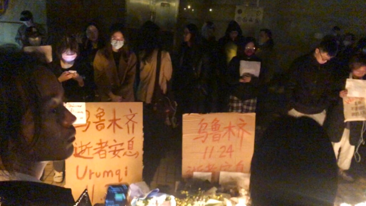 上海等地爆发反清零群体抗议 “习近平下台”口号声震海内外