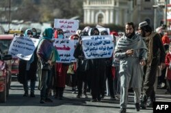 Para perempuan melakukan protes menuntut hak mereka diakui, di dekat masjid Shah-e-Do Shamshira di Kabul pada 24 November 2022. (Foto: AFP)