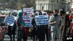 Perempuan Afghanistan menggelar aksi protes yang menyerukan agar hak mereka diakui, di dekat masjid Shah-e-Do Shamshira di Kabul, 24 November 2022. (AFP)