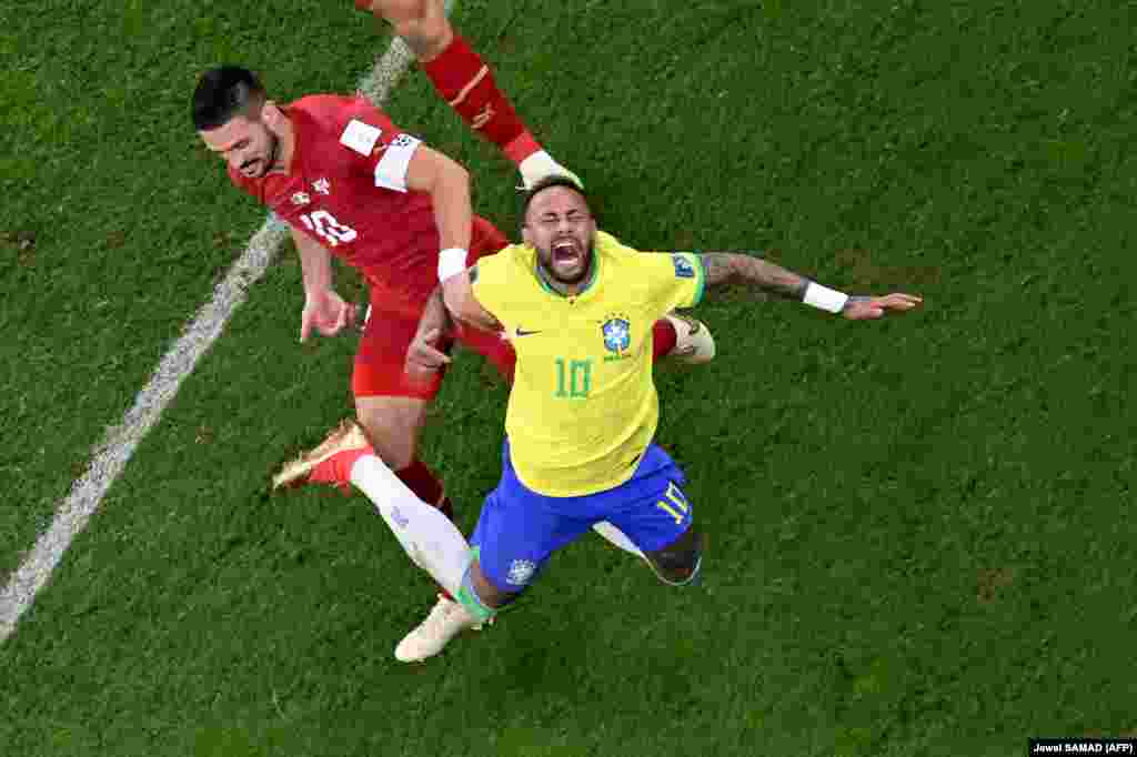 A estrela do Brasil, Neymar reage numa disputa com um jogador da Sérvia, no primeiro jogo da fase de grupos (G) das duas seleções. Lusail Stadium em Lusail, Qatar. 24 Nov, 2022