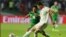 Foto Achiv: Voria Ghafouri, yon ansyen jwe seleksyon nasyonal Iran, goumen pou balon an ak Irakyen Hussein Ali pandan yon match Koup Azi a. 