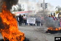 Manifestantes toman la carretera Panamericana en el Cono Norte de Arequipa tras el anuncio de la nueva presidenta peruana Dina Boluarte de su intención de adelantar las elecciones generales, en Arequipa, Perú, el 12 de diciembre de 2022.