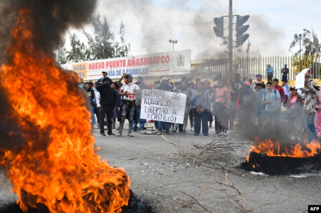 Manifestantes toman la carretera Panamericana en el Cono Norte de Arequipa tras el anuncio de la nueva presidenta peruana Dina Boluarte de su intención de adelantar las elecciones generales, en Arequipa, Perú, el 12 de diciembre de 2022.