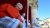 Paus Fransiskus menyampaikan pesan Urbi et Orbi di Hari Natal dari balkon utama Basilika Santo Petrus di Vatikan, 25 Desember 2022. (Vatican Media via Reuters)