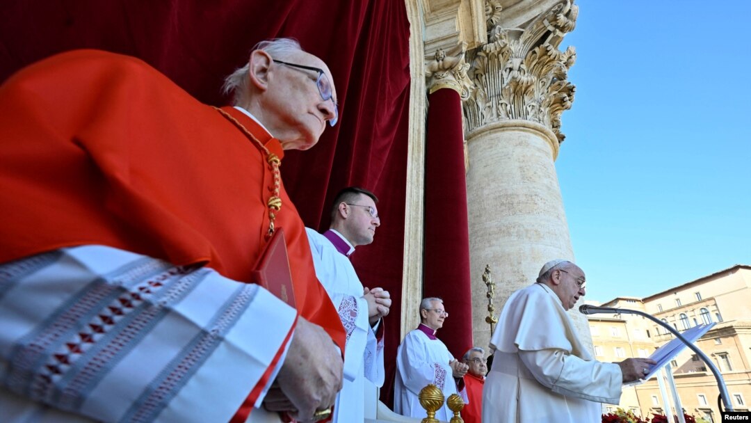 Paus Fransiskus menyampaikan pesan Urbi et Orbi di Hari Natal dari balkon utama Basilika Santo Petrus di Vatikan, 25 Desember 2022. (Vatican Media via Reuters)