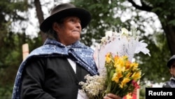 Un miembro de la familia llora a Jonathan Alarcón después de que su ataúd fuera llevado a la plaza donde le dispararon durante las protestas tras el derrocamiento del expresidente peruano Pedro Castillo, en Ayacucho, Perú, el 22 de diciembre de 2022.