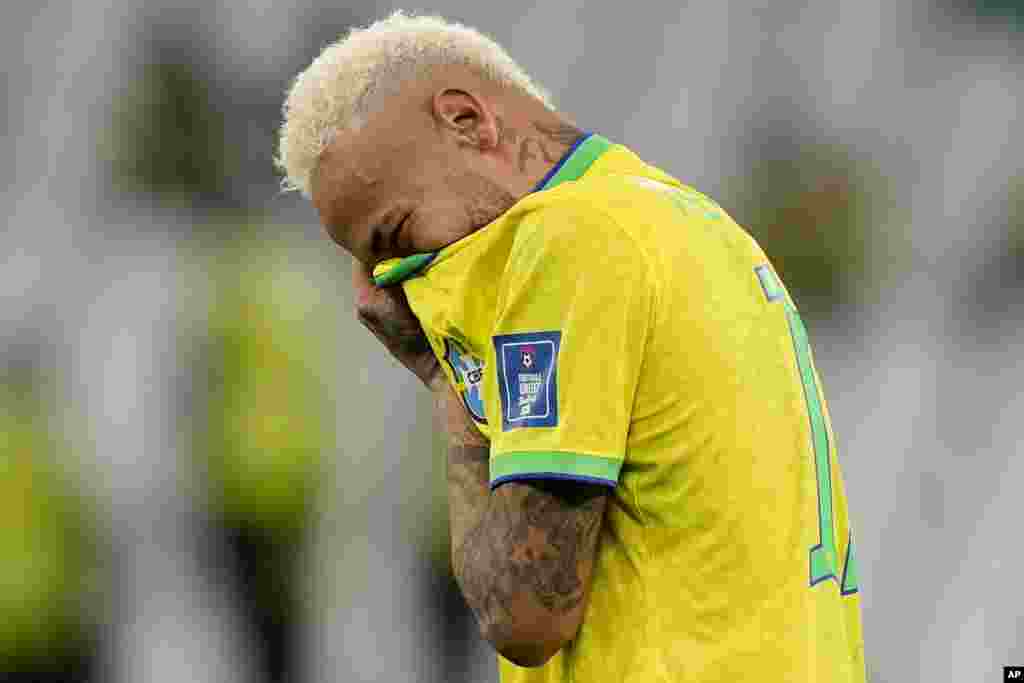 Neymar chora&nbsp;depois do Brasil perder nas grandes penalidades frente à Croácia, nos quartos-de-final do Mundial do Qatar. Dez, 9, 2022