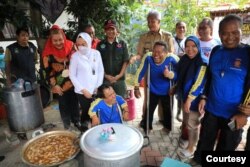 Kepala BMKG (baju putih), Kepala BNPB (rompi hijau) dan Gubernur Jawa Tengah (baju coklat) meninjau salah satu dapur umum bagi korban banjir di Semarang. (Foto: Humas Jateng)