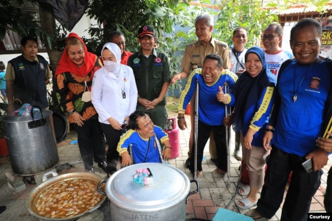Kepala BMKG (baju putih), Kepala BNPB (rompi hijau) dan Gubernur Jawa Tengah (baju coklat) meninjau salah satu dapur umum bagi korban banjir di Semarang. (Foto: Humas Jateng)